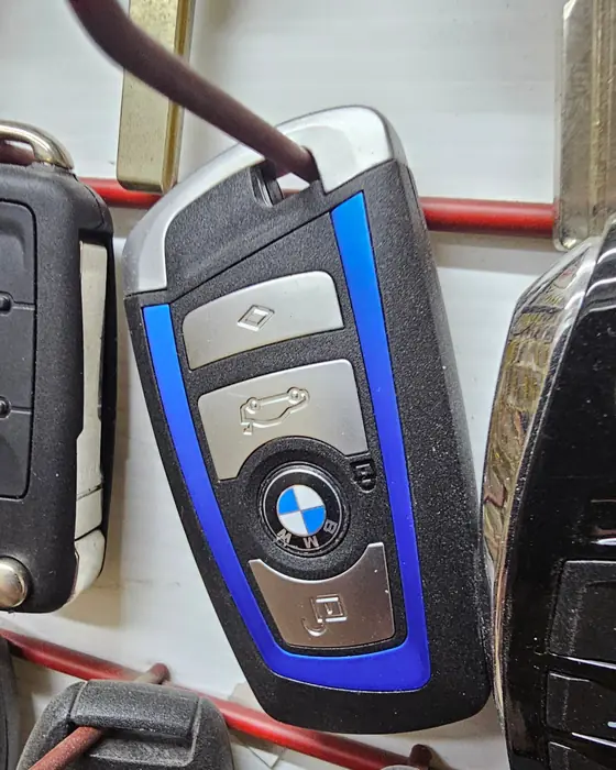 Смарт-ключ BMW на стенде мастерской