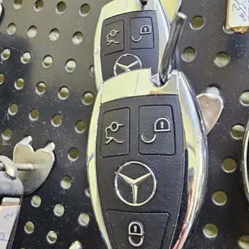 Ключ Mercedes на перфорированном стенде